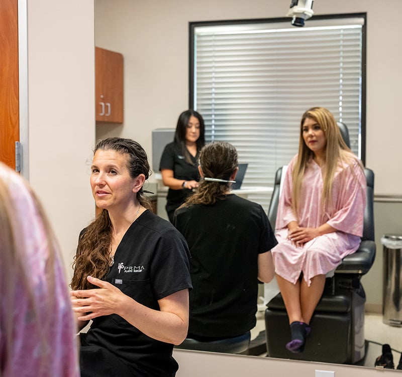 breast-reconstruction-doctor-patient